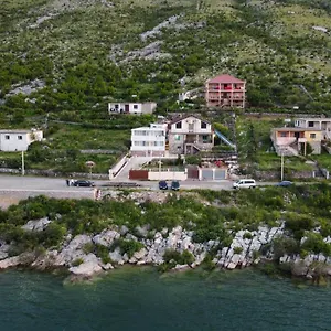 lakefront-house.albaniahotels.org/